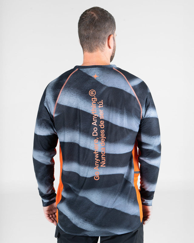 JEEP® x MAJA® Trail Rated Racing Rashguard, Patrón duna negro, back view, Relaxed fit, Polyester, versatile use