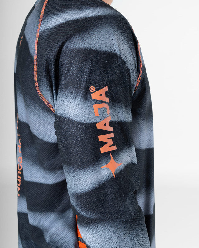 JEEP® x MAJA® Trail Rated Racing Rashguard, Patrón duna negro, detail, Relaxed fit, Polyester, versatile use