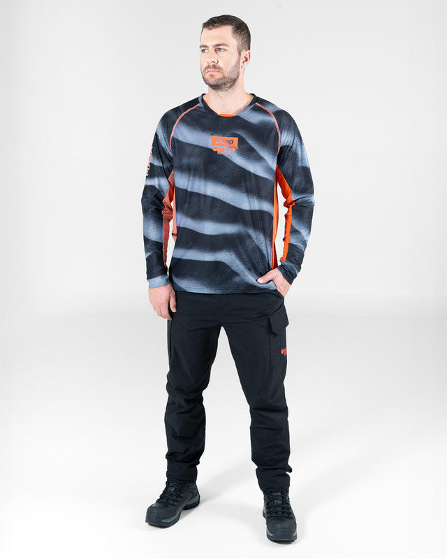 JEEP® x MAJA® Trail Rated Racing Rashguard, Patrón duna negro, Relaxed fit, Polyester, versatile use