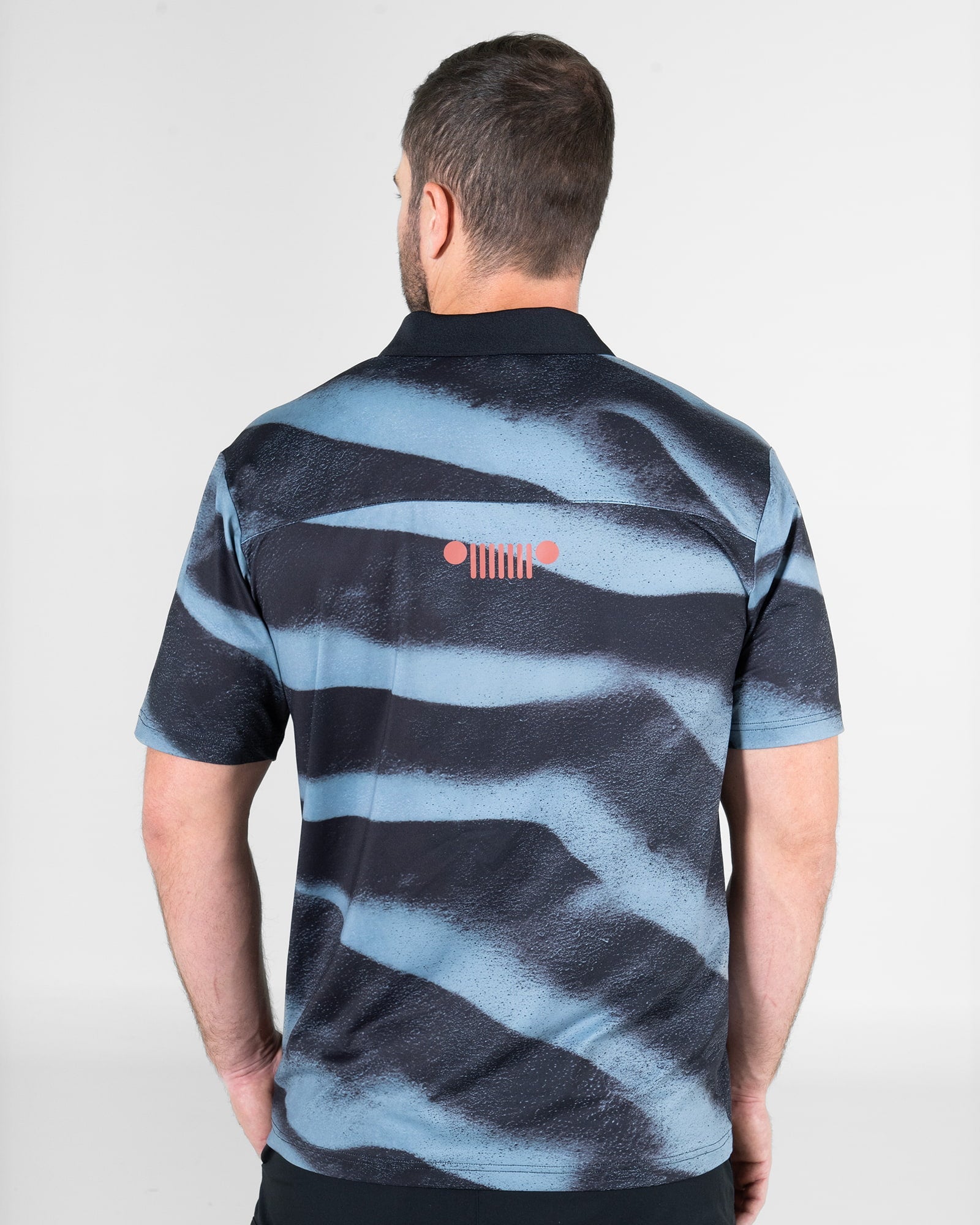 Polo Dri Fit JEEP® x Jeepster MAJA®, Patrón duna negro, back view, Regular fit, Polyester, with 4-way stretch fabric, versatile use