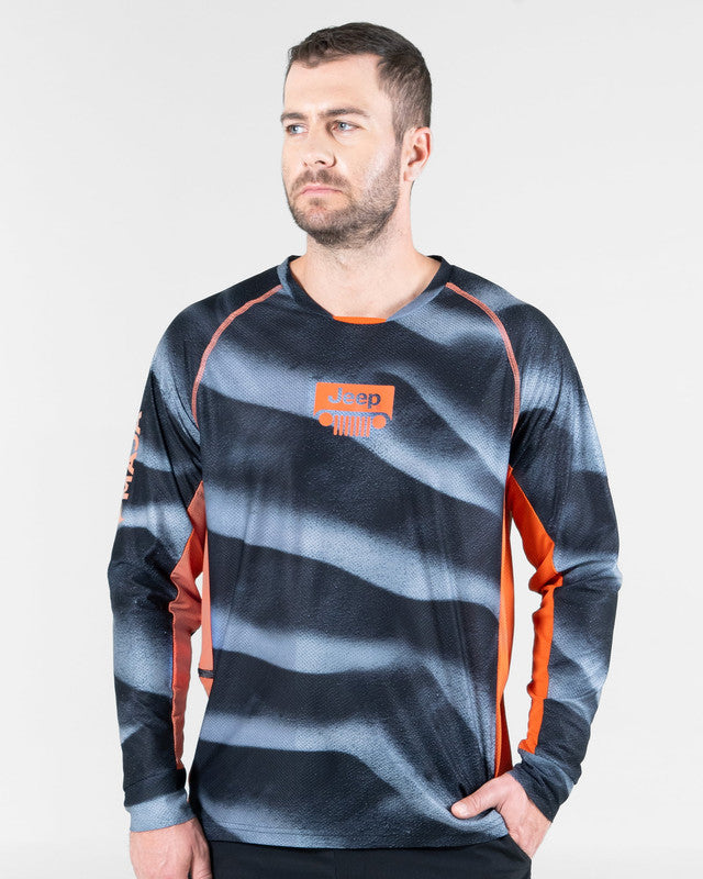 JEEP® x MAJA® Trail Rated Racing Rashguard, Patrón duna negro, front view, Relaxed fit, Polyester, versatile use