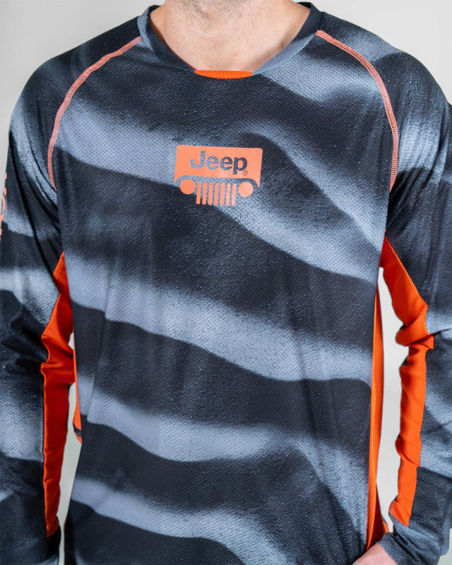 JEEP® x MAJA® Trail Rated Racing Rashguard, Patrón duna negro, side view, Relaxed fit, Polyester, versatile use
