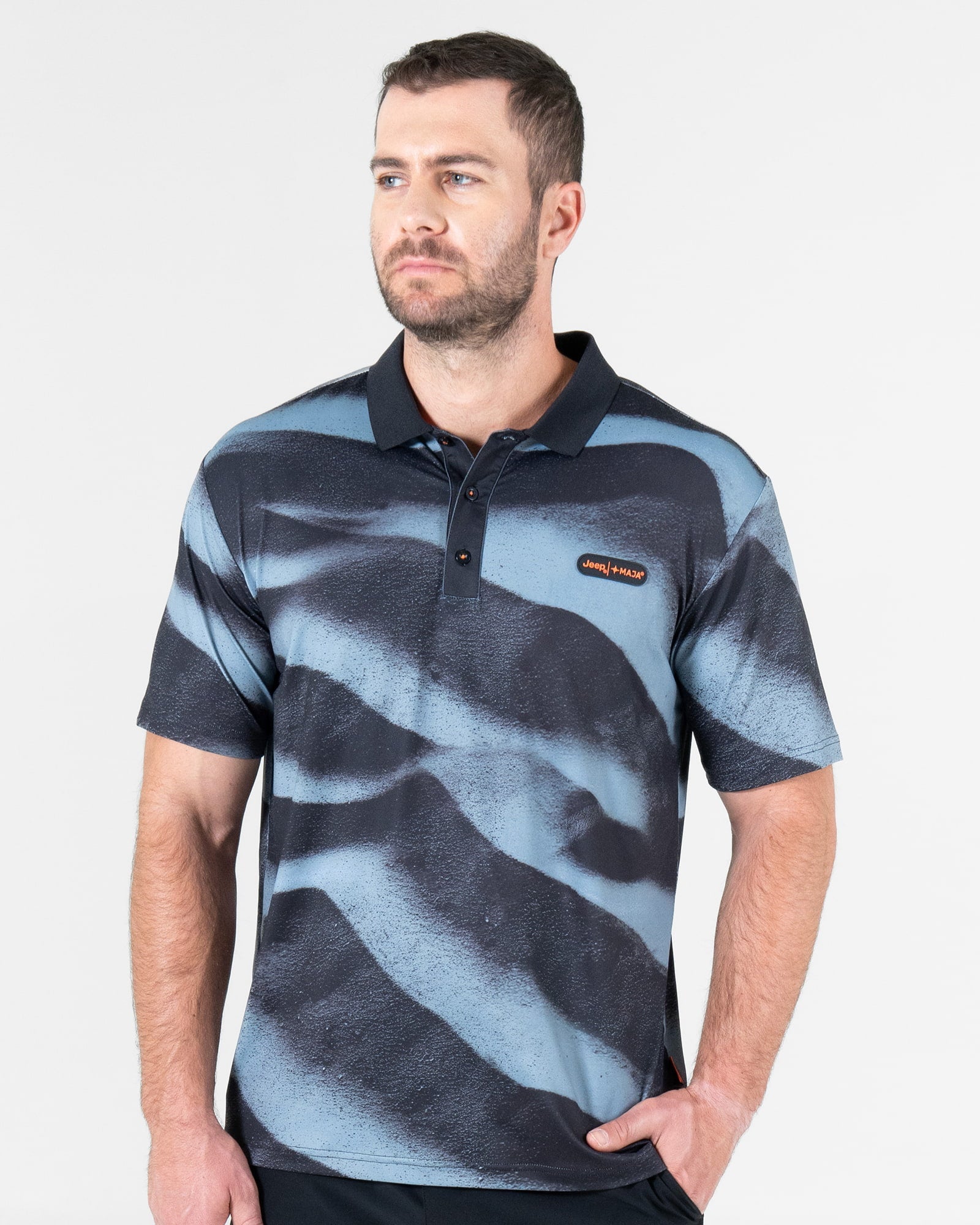 Polo Dri Fit JEEP® x Jeepster MAJA®, Patrón duna negro, front view, Regular fit, Polyester, with 4-way stretch fabric, versatile use